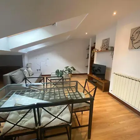 Daire Quiet & Bright Attic In Old Town *
